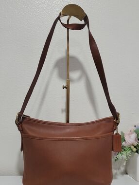 VINTAGE Coach Worth Leather Bag in the classic "British Tan" color🤎